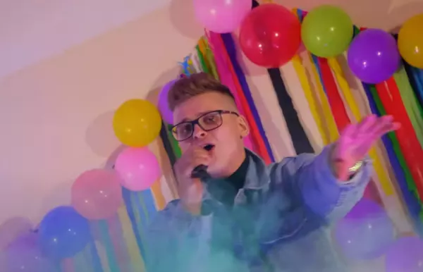 Premiera rodem z lat 90! Pisarsky zaskoczył nowością pt. „Zatańcz ze mną„ To nowy hit disco polo?