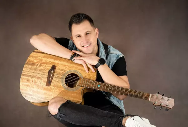 Przemek Budka (Eratox) - kim jest, ile ma lat, żona, dzieci, największe przeboje