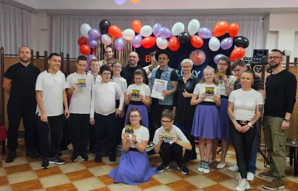 Przemek Gilewicz lider zespołu Nokaut w ośrodku szkolno wychowawczym „To były ogromne emocje„ | FOTO