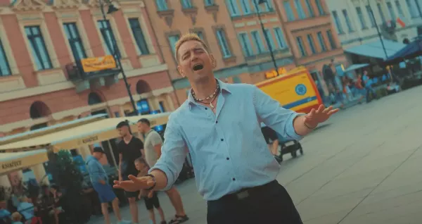 Rajmund powraca z nowym hitem! Zobacz teledysk do piosenki „Nie ma nas„
