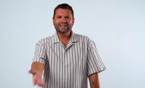 Reklamówka z marketu i białe skarpety na Rodos! Pan Krewka zaszalał w teledysku „Klapki i skarpety"
