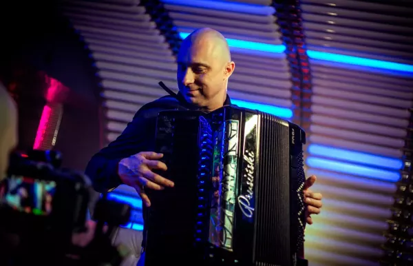 Robert Prusiński mistrz akordeonu sięga nieba! Nowa pasja artysty zaskakuje fanów
