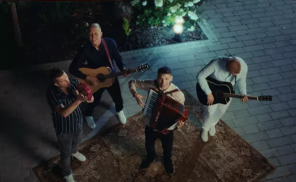 „Romeo” od Bayera w błyskawicznym tempie wdarł się do TOP 10 YouTube – fani oszaleli