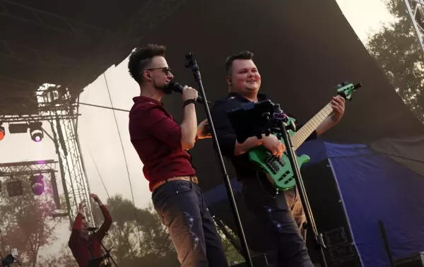 Roy i hit „Wakacyjna przygoda„ w nowym, porywającym wykonaniu – zobacz, co się działo na scenie!
