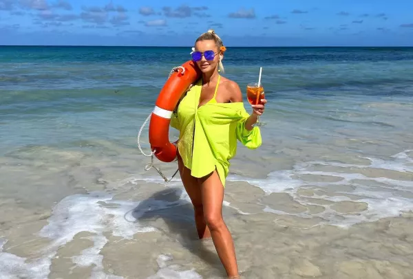 Seszele opanowane przez polską gwiazdę disco polo! Zobacz, jak Monika Chwajoł zaskakuje w skąpym bikini i wygląda niczym Pamela Anderson!