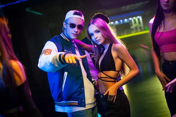 „Skaczemy W Górę„ – Debiutancki hit Mega Koliza podbija internet!