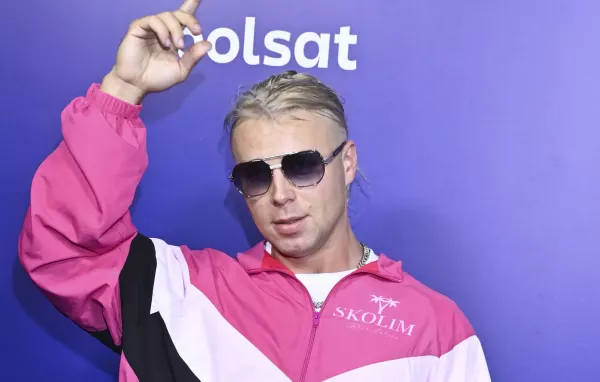 Skolim na Roztańczonym PGE Narodowym 2026. Różowa kurtka „Skolim Król Latino”, jasne jeansy