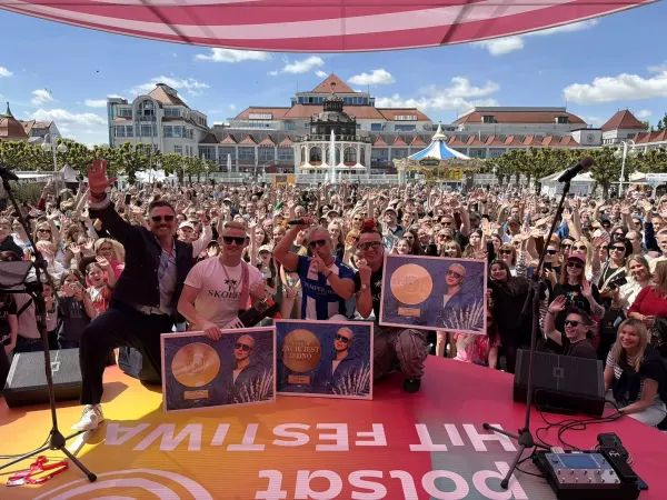 Skolim odebrał trzy Złote Płyty za singiel „Życie jest jedno" na Polsat Hit Festiwal w Sopocie