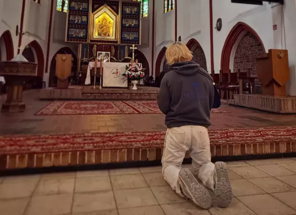 Skolim po groźnym wypadku klęczy przed ołtarzem. Tak dziękuje Bogu za ocalenie życia
