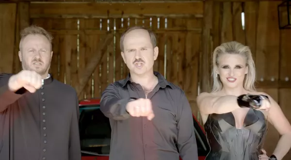 Sławomir zaskakuje ponownie! Nowość „240/h„ z księdzem, szybkimi samochodami i drapieżną Kajrą