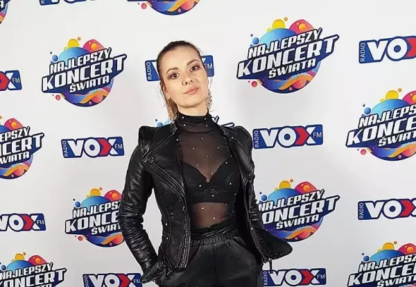 Gwiazda disco polo odważnie wyeksponowała zgrabne nogi! Uwielbiana Basia Pędrak z zespołu Lili pochwaliła się koncertową stylizacją!