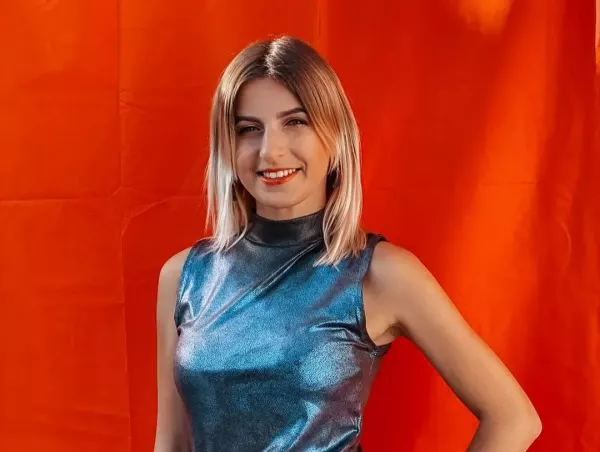 Śliczna gwiazdeczka disco polo kusi zgrabnymi nogami! Fani zachwyceni tym co zobaczyli! 