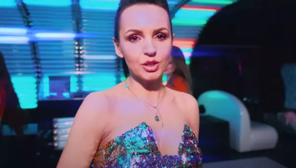 „Spróbujmy jeszcze raz„ gorący teledysk disco polo od ponętnej Czadowej Mamuśki! To musi być hit!