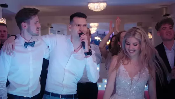 Sukces zespołu Bayera! Ich nowy hit „Kocha się raz„ zdobywa Polskę – Zobacz, dlaczego wszyscy go uwielbiają!