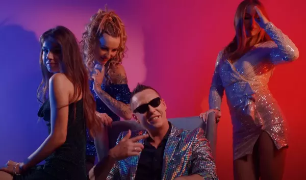 Swinger wyjawia prawdę o kobietach?! Nowość pt. „Zakochane„ zaskakuje fanów.
