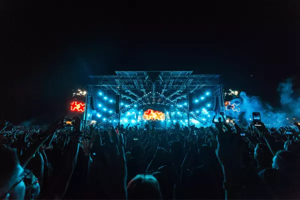 Sylwester z disco polo 2024/2025 – gdzie oglądać największe koncerty w telewizji? Szczegóły transmisji na żywo