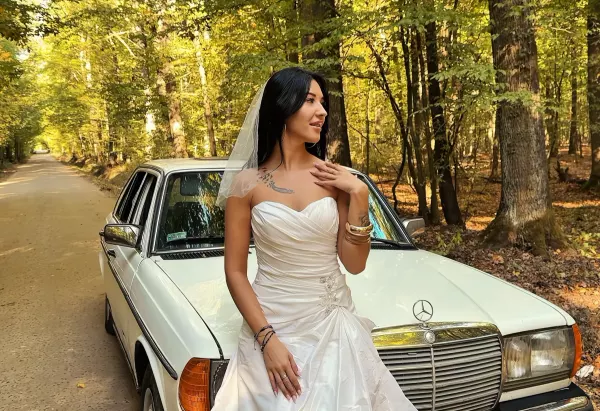 Sylwia Kossakowska wydała „Własny szlak”. Młoda gwiazda disco polo w białej sukni