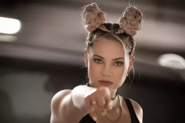 Sylwia Morcinek z zespołu Weź Nie Pytaj w nietypowej sesji! Podziemny parking i spontaniczne zdjęcia zaskakują fanów!

