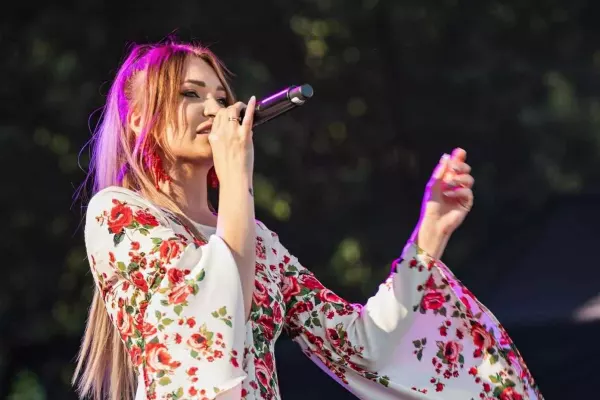 „Szpile” od Coli to ogień i emocje! Wokalistka pokazuje pazur w najmocniejszym kawałku swojej kariery