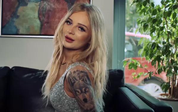 Tajemniczy wokalista disco polo chce skraść serca fanek! Wygląda jak ideał mężczyzny?! Posłuchajcie jak śpiewa!