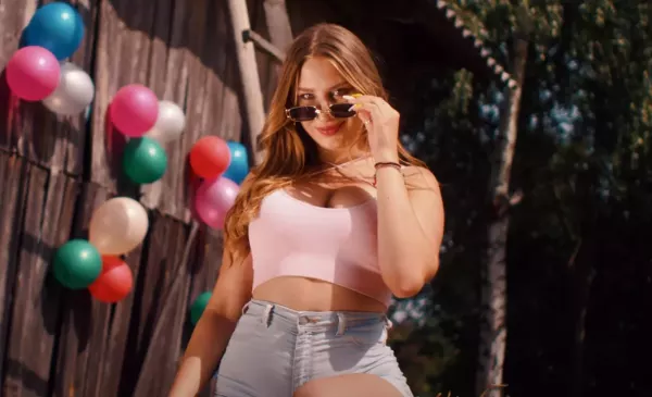 „Chłopak ze wsi„ z dwuznacznym tekstem nowym hitem disco polo?! Zobaczcie premierę, którą wywołała już sporo komentarzy! 