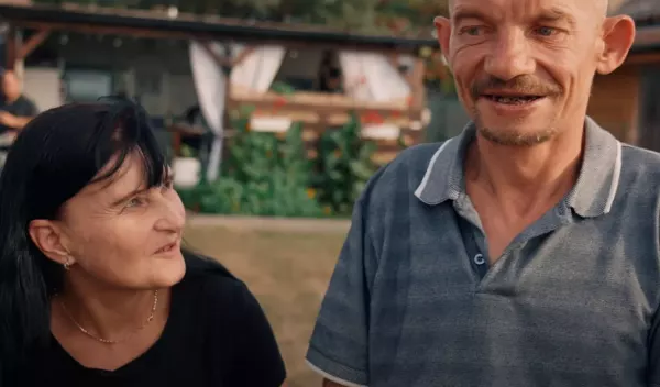 PREMIERA disco polo pt. „Kochaj mnie„ z uwielbianymi postaciami z popularnego serialu „Chłopaki do Wzięcia„ – Jarkiem, Bandziorkiem i Danusią