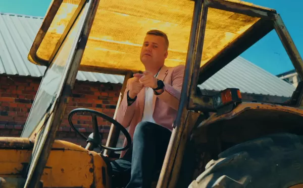 Ten refren gra na każdym weselu. „Diament w polu" od To jest TO rozgrzewa lato i podbija YouTube
