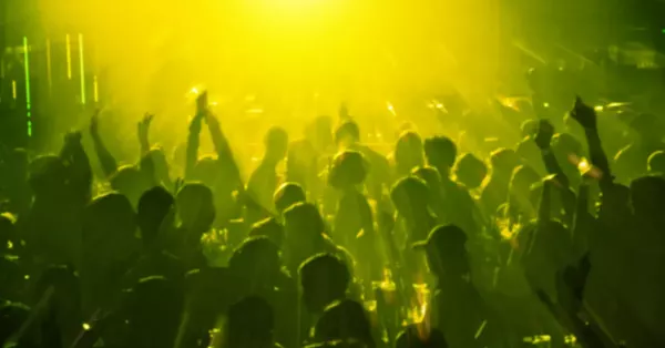 Tłumy na koncercie Kamila Kossakowskiego – Discoboys! Gwiazdor disco polo hitem TikToka ”Zarąbista blondi” rozpalił publiczność do czerwoności!