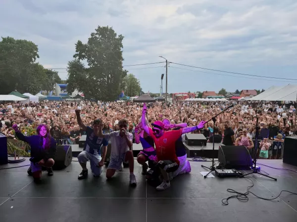 Tłumy na koncercie WonerSa we Wtórku. Ludzie oglądali występ nawet z balkonu sąsiedniego budynku