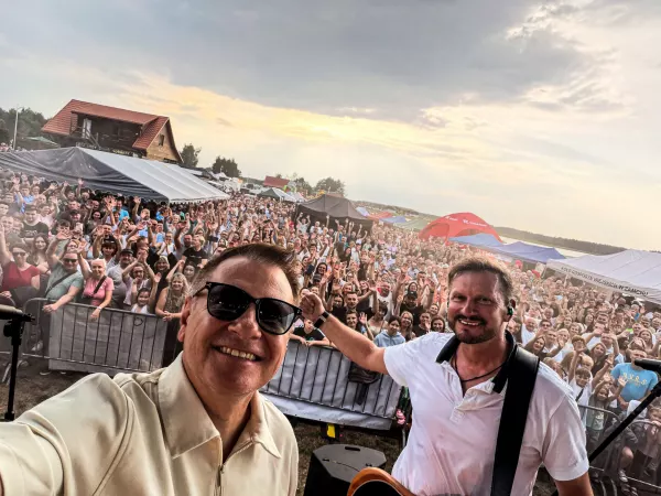 Tłumy na koncercie zespołu Classic w Biszczy. Ludzie stali od barierek aż po stoiska nad wodą