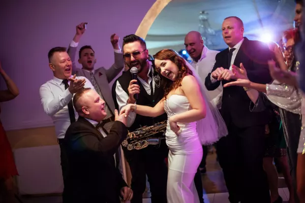 To będzie największy hit wesel w tym roku?! Andre stworzył muzyczną petardę pt. „Biała sukienka„