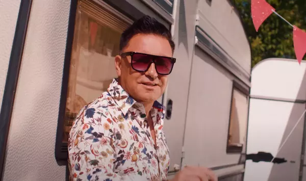 To idealna propozycja disco polo na wakacje?! Arek Braxton powraca z energetycznym przebojem „Hej moja piękna„!