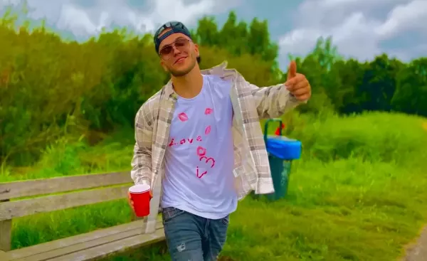 „To jest ta chwila„ gorący hit! Kacper Pluta podbija rynek muzyki tanecznej