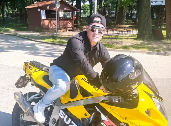 TomaszDiscoMusic zaskakuje nowym hitem „Taka Lala” – teledysk pełen modelek i luksusowych samochodów