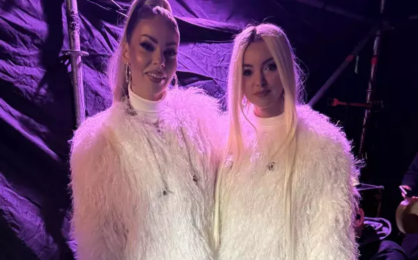 Topky na Sylwestrze w Chełmie w białym futrze i zjawiskowych blond włosach – stylizacja wieczoru