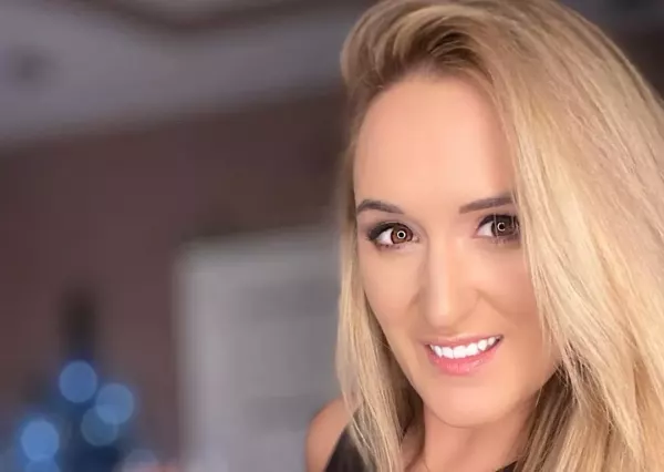 Urocza wokalistka disco polo pokazała psa. Uwagę zwraca jej odsłonięty duży dekolt! Widok zwala z nóg!