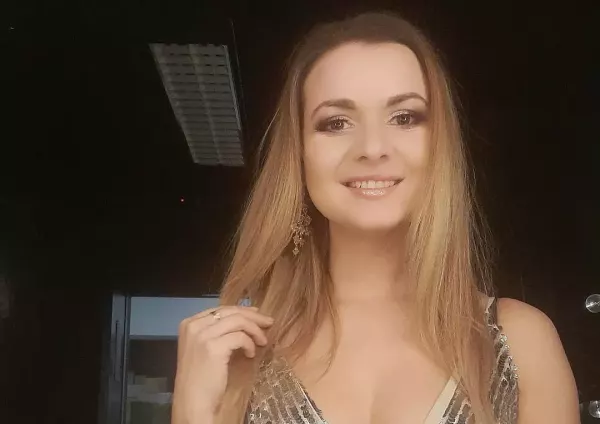 Uwielbiana gwiazda disco polo w wyjątkowej, świecącej kreacji! Uwagę zwraca jej odsłonięty biust! 