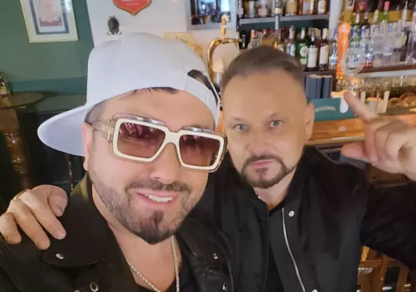 Valdi i Andre świętują sukces! Teledysk do piosenki pt. „Gdzie jest mój kesz„ przekroczył magiczną barierę.
