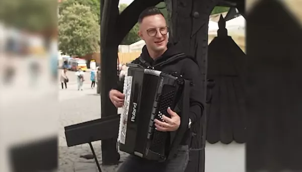 Viral z Kazimierza Dolnego! Wokalista Playboys zagrał na akordeonie i zaśpiewał „Ja w to nie wierzę"