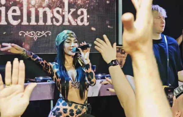 W Pasłęku było głośno! Piękna Klaudia Zielińska dała czadu i porwała ludzi swoimi przebojami
