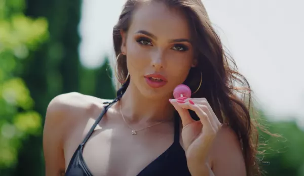 Wakacyjna premiera znanych gwiazdorów disco polo podbija sieć! Artyści stworzyli hit, przy którym nogi same rwą się do tańca!
