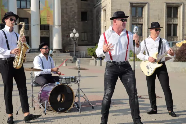„We Dance„ – Pudzian Band przenosi nas w szalone lata 90. w nowym singlu! Zobacz przedpremierę!
