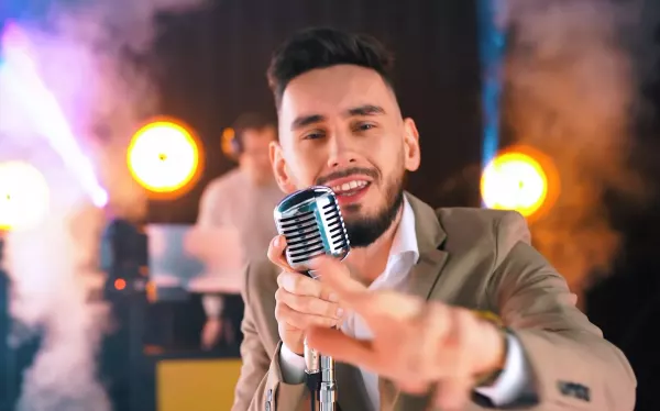 Wesela oszalały na punkcie Denisa! „Panna Młoda” przebiła barierę 5 milionów
