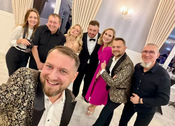 Wesele z zespołem Selfie. Panna młoda posłała buziaka!