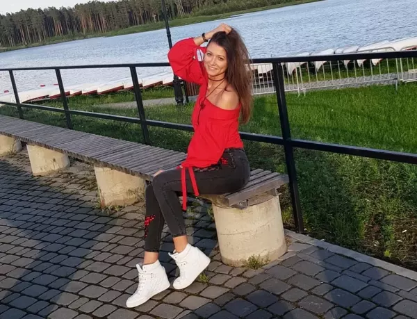 Wiatr odsłonił zgrabne i niezwykle ponętne nogi ślicznej gwiazdeczki disco polo! Wygląda niczym Marilyn Monroe?! 