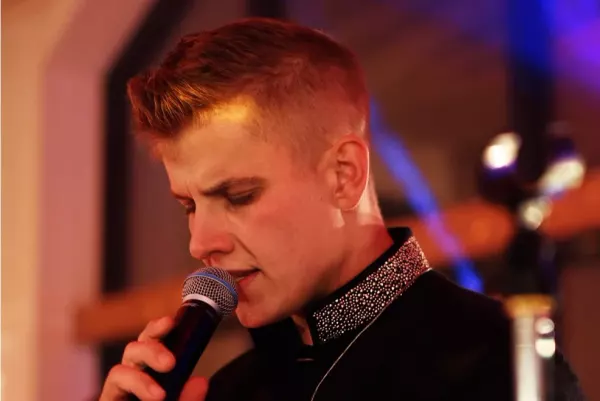 Wielka miłość” Seweryna Krajewskiego w wykonaniu zespołu Prezydent. Nowe nagranie finalistów Disco Star