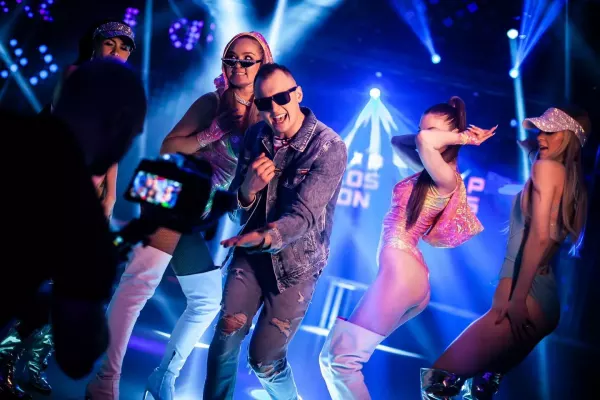 Wiku podbija świat disco polo?! Gorąca premiera pt. „Z Tobą skarbie„ już dostępna! Zobaczcie te ponętne kobiety w klipie!