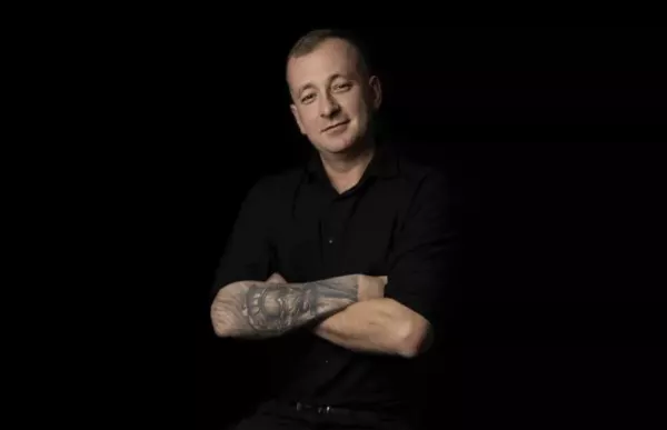 Wojciech Kaczmarek z nowością „Ona tańczy”! Zobacz przedpremierę