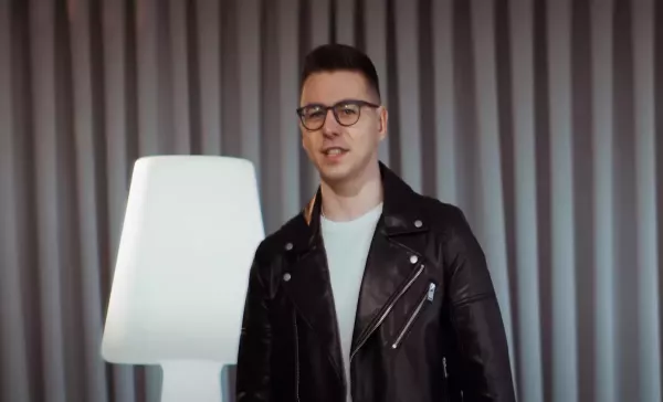 Wokalista disco polo spełnił marzenie! W sieci pojawiła się jego debiutancka NOWOŚĆ pt. ”Tak Cię kocham, złotko”