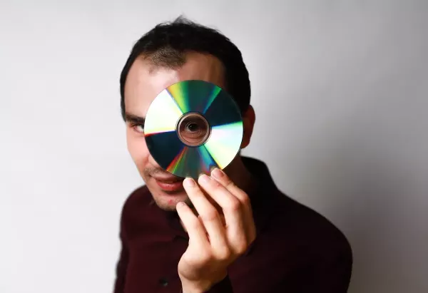 Wokalista disco polo zmaga się z problemami! Mimo to, zaskakuje kolejną premierą!